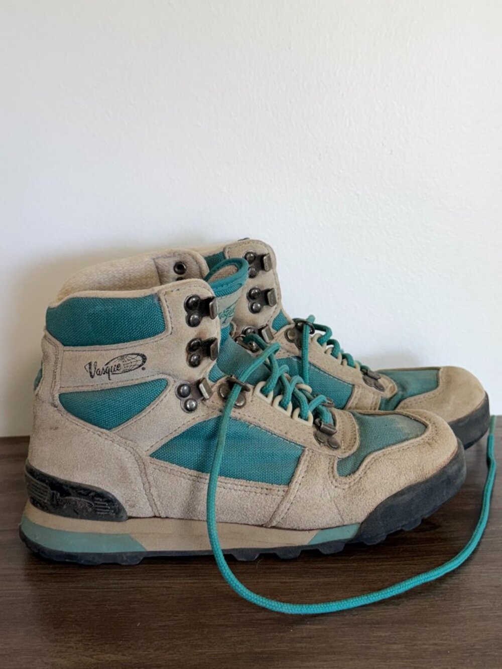 Vintage 80s Retro Vasque Clarion '88 Beige and Teal Suede Leather Hiking Boots